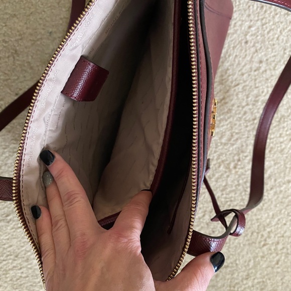 Burgundy Michael Kors tote - Picture 5 of 8